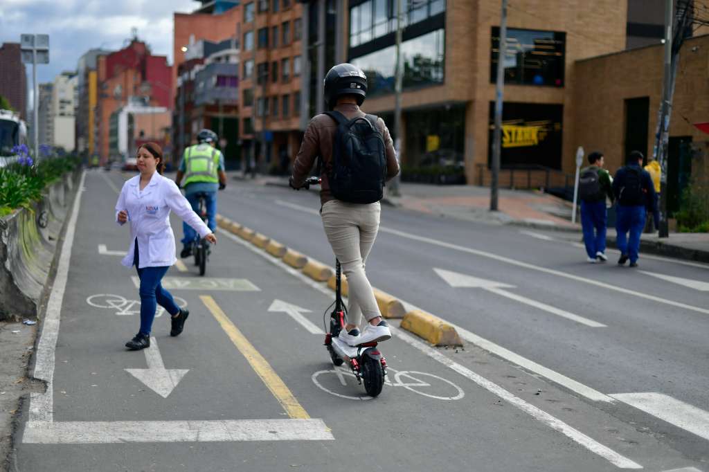 Patinetas y motos eléctricas en la ciclorruta de la carrera séptima