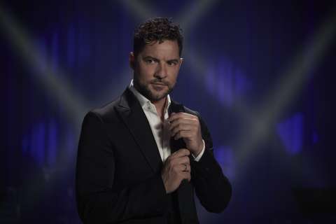 David Bisbal sorprende y encanta interpretando: “Se Nos Rompió El Amor”