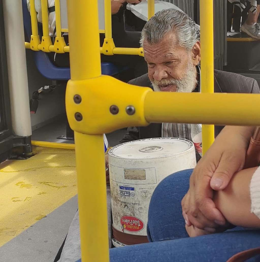 El Halcón de Colombia canta en Transmilenio.
