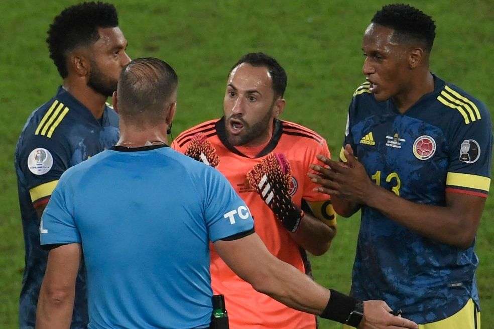 David Ospina fue uno de los jugadores que más le reclamó al arbitro central del compromiso.