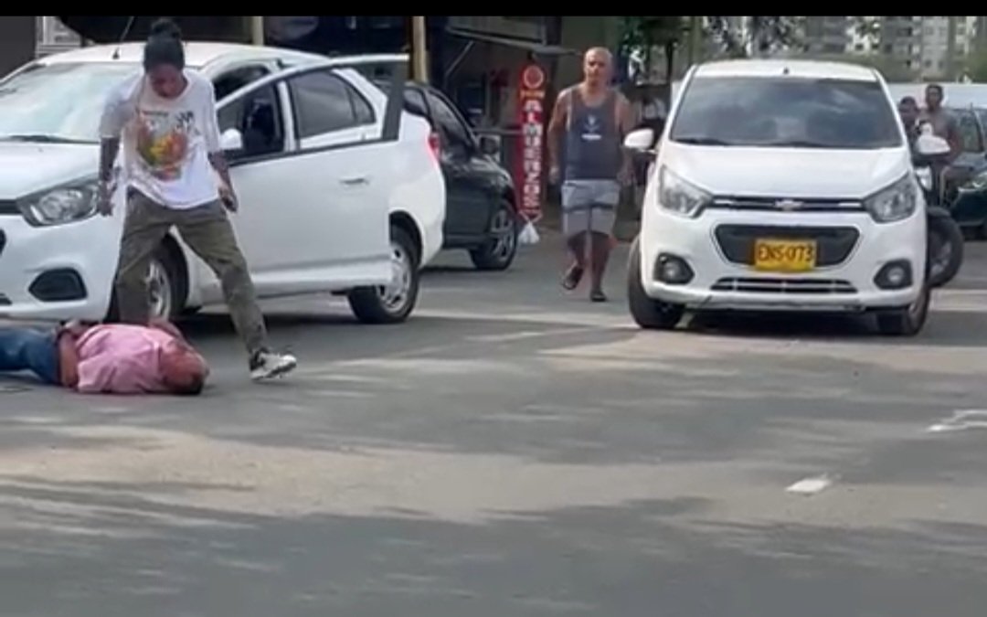 El responsable continuó golpeando al conductor estaba inconsciente sobre el asfalto.