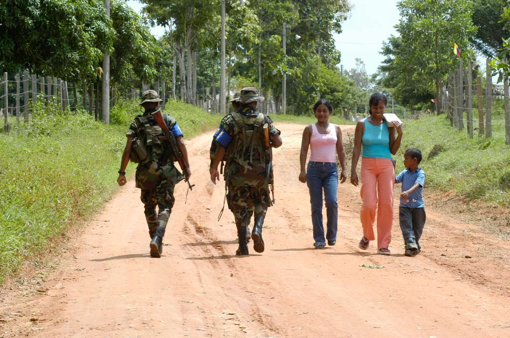 El rearme de los paramilitares fue del 22%, es decir, superior al de otros grupos que dejaron las armas. Aunque pasados gobiernos insistieron en que el “paramilitarismo ya no existe”, el no haber arrancado el problema de raíz dio paso al nacimiento de varios Grupos Armados Post Desmovilización (GAPD).