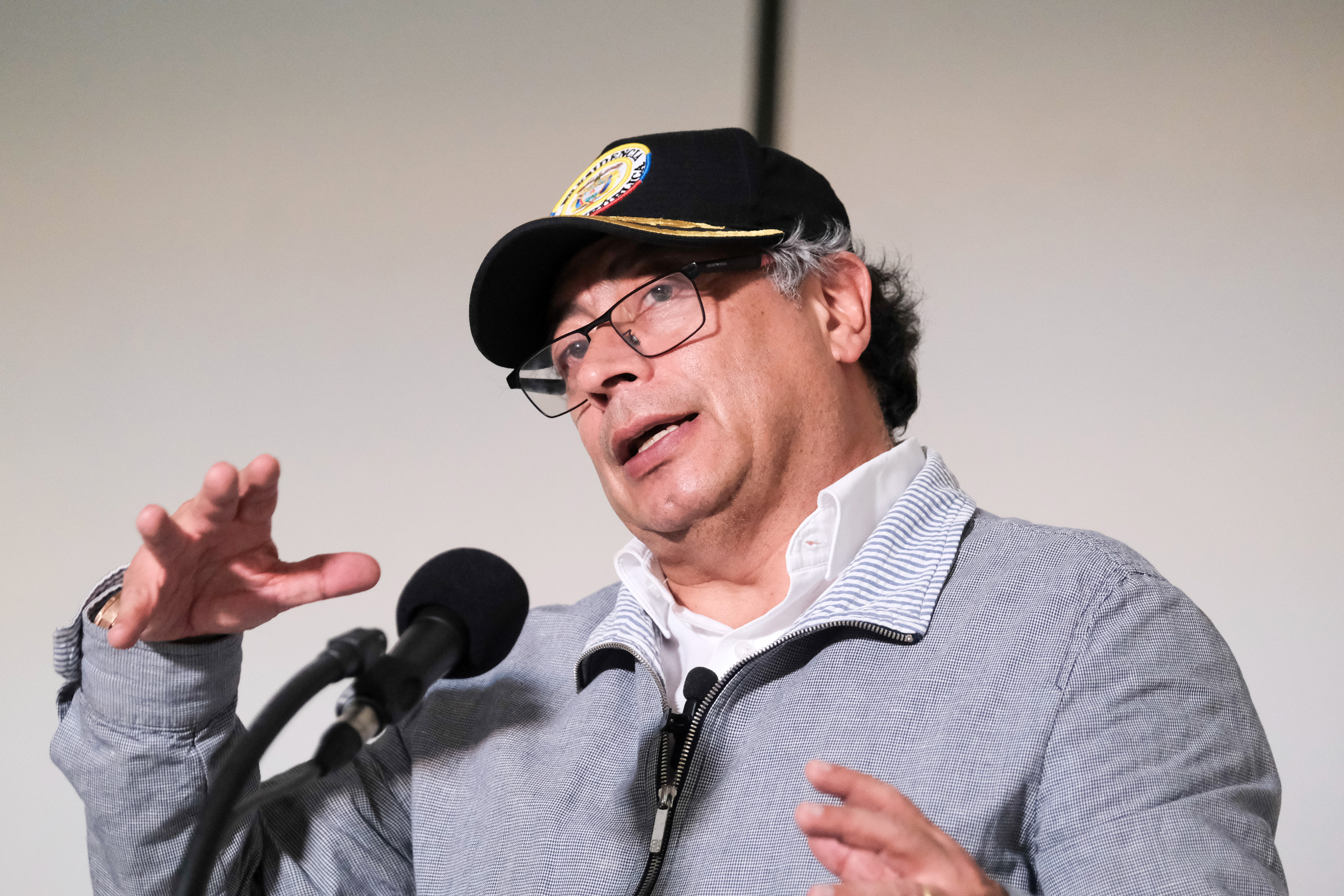 BOG400 BOGOTÁ (COLOMBIA), 18/11/2023.- Fotografía cedida hoy por la Presidencia de Colombia que muestra al mandatario colombiano, Gustavo Petro, mientras habla durante una rueda de prensa en Bogotá (Colombia). El salario mínimo en Colombia incrementará un 12 % en 2024, una decisión con la que el Gobierno pretende que los ciudadanos mantengan el año entrante su poder adquisitivo, anunció este viernes la ministra de Trabajo, Gloria Ramírez. EFE/ Presidencia de Colombia /SOLO USO EDITORIAL SOLO DISPONIBLE PARA ILUSTRAR LA NOTICIA QUE ACOMPAÑA (CRÉDITO OBLIGATORIO)