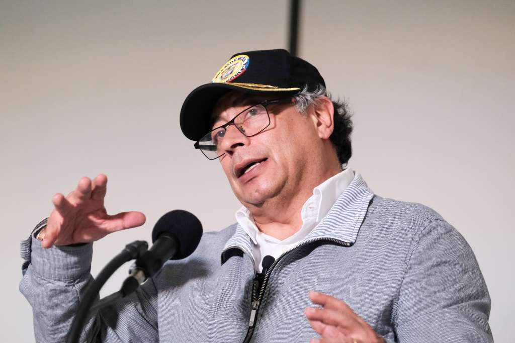 BOG400 BOGOTÁ (COLOMBIA), 18/11/2023.- Fotografía cedida hoy por la Presidencia de Colombia que muestra al mandatario colombiano, Gustavo Petro, mientras habla durante una rueda de prensa en Bogotá (Colombia). El salario mínimo en Colombia incrementará un 12 % en 2024, una decisión con la que el Gobierno pretende que los ciudadanos mantengan el año entrante su poder adquisitivo, anunció este viernes la ministra de Trabajo, Gloria Ramírez. EFE/ Presidencia de Colombia /SOLO USO EDITORIAL SOLO DISPONIBLE PARA ILUSTRAR LA NOTICIA QUE ACOMPAÑA (CRÉDITO OBLIGATORIO)