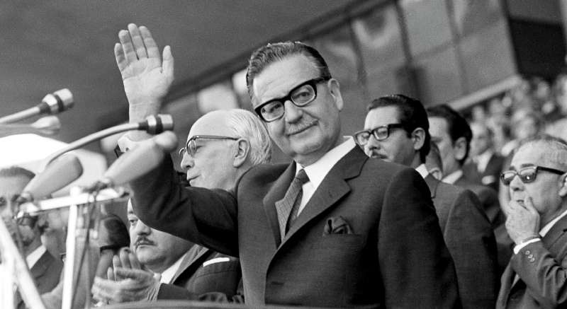 El 4 de septiembre de 1970, Salvador Allende, candidato de la Unidad Popular, ganó las elecciones presidenciales en Chile. Su gobierno socialista terminó con el golpe de Estado del 11 de septiembre de 1973, que dio paso a la dictadura militar de Augusto Pinochet. Aquí, captado en Buenos Aires, Argentina, el 26 de mayo de 1973.