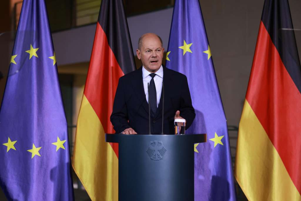 Berlin (Germany), 06/11/2024.- German Chancellor Olaf Scholz addresses the media at the Chancellery in Berlin, Germany, 06 November 2024. The German chancellor announced the dismissal of German Finance Minister Christian Lindner in the course of ongoing consultations between parts of the so-called traffic light coalition of SPD, Greens and FDP. (Alemania) EFE/EPA/CLEMENS BILAN