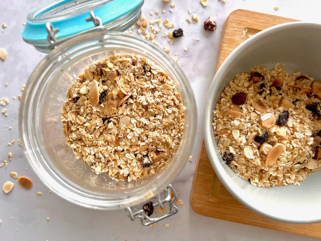 Puedes usarla para el desayuno o unas buenas onces con yogur griego.
