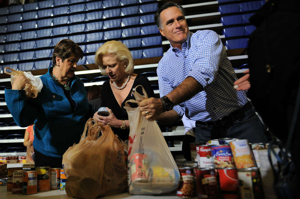 El candidato Mitt Romney entregó mercados para no quedarse relegado de la atención mediática que acapara Obama por su manejo de la tormenta. / AFP