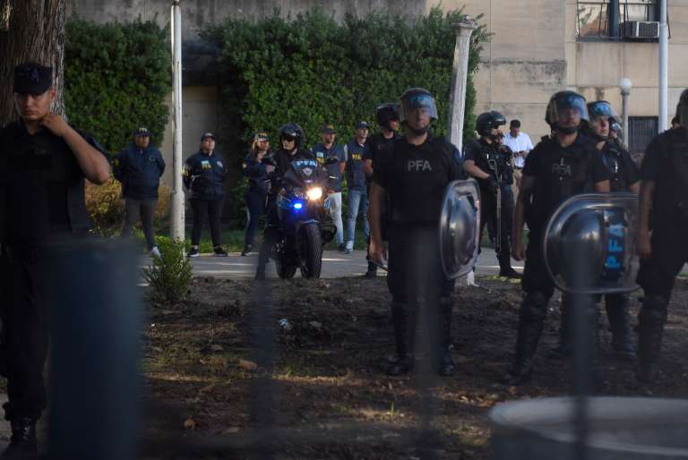 AME8349. BUENOS AIRES (ARGENTINA), 06/12/2022.- Miembros de la policía vigilan a manifestantes que expresan su descontento frente a los tribunales federales de Comodoro luego de escuchar el fallo que condena a seis años de prisión a la Vicepresidenta Cristina Fernández de Kirchner, hoy en Buenos Aires (Argentina). La primera condena judicial que la vicepresidenta argentina, Cristina Fernández, recibe por hechos de corrupción durante sus mandatos como presidenta (2007-2015), es por ahora el último capítulo de su engrosado historial judicial, que incluye varias acusaciones, en algunas de las cuales fue, el menos por ahora, sobreseída. EFE/Matías Martin Campaya