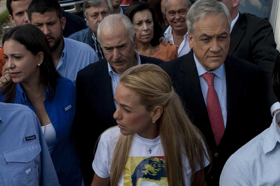 Lilian Tintori (centro), acompañada de Andrés Pastrana y Sebastián Piñera, a las afueras de Ramo Verde. / EFE
