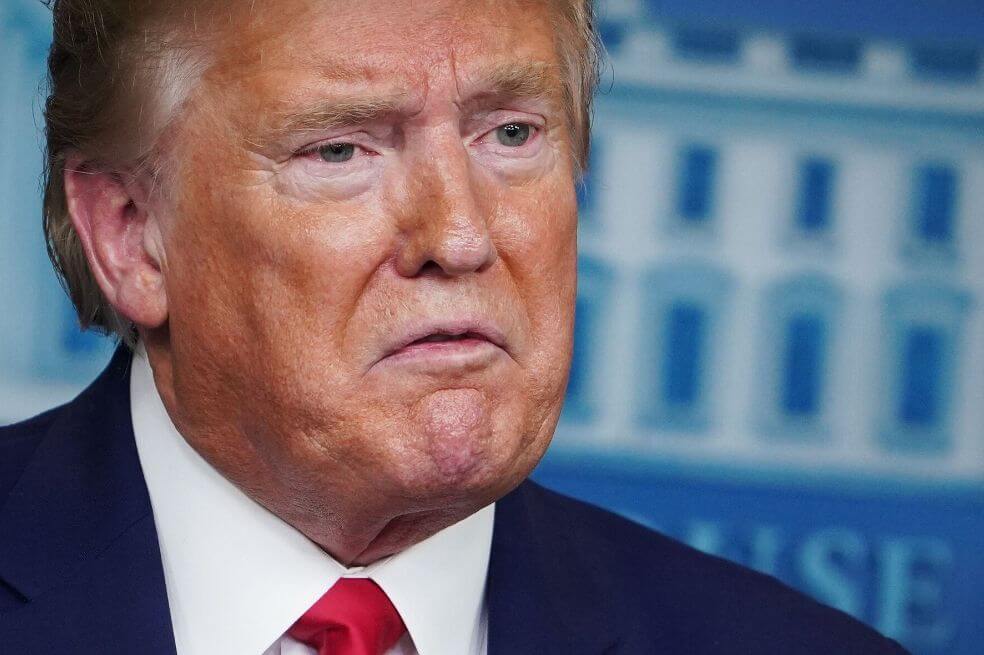 Donald Trump prometió suspender temporalmente la inmigración a los Estados Unidos para combatir al "enemigo invisible" del coronavirus, alegando que salvará los empleos estadounidenses a medida que la economía mundial se hunda. / AFP