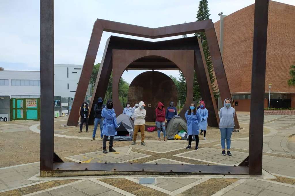 Estudiantes de la UIS protestan dentro del campus y solicitan suspensión del semestre
/ Twitter Colectivo Ramona