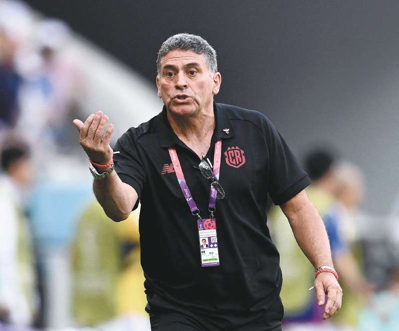 Costa Rica's Colombian coach #00 Luis Suarez gestures on the touchline during the Qatar 2022 World Cup Group E football match between Japan and Costa Rica at the Ahmad Bin Ali Stadium in Al-Rayyan, west of Doha on November 27, 2022.  (Photo by Raul ARBOLEDA / AFP)
