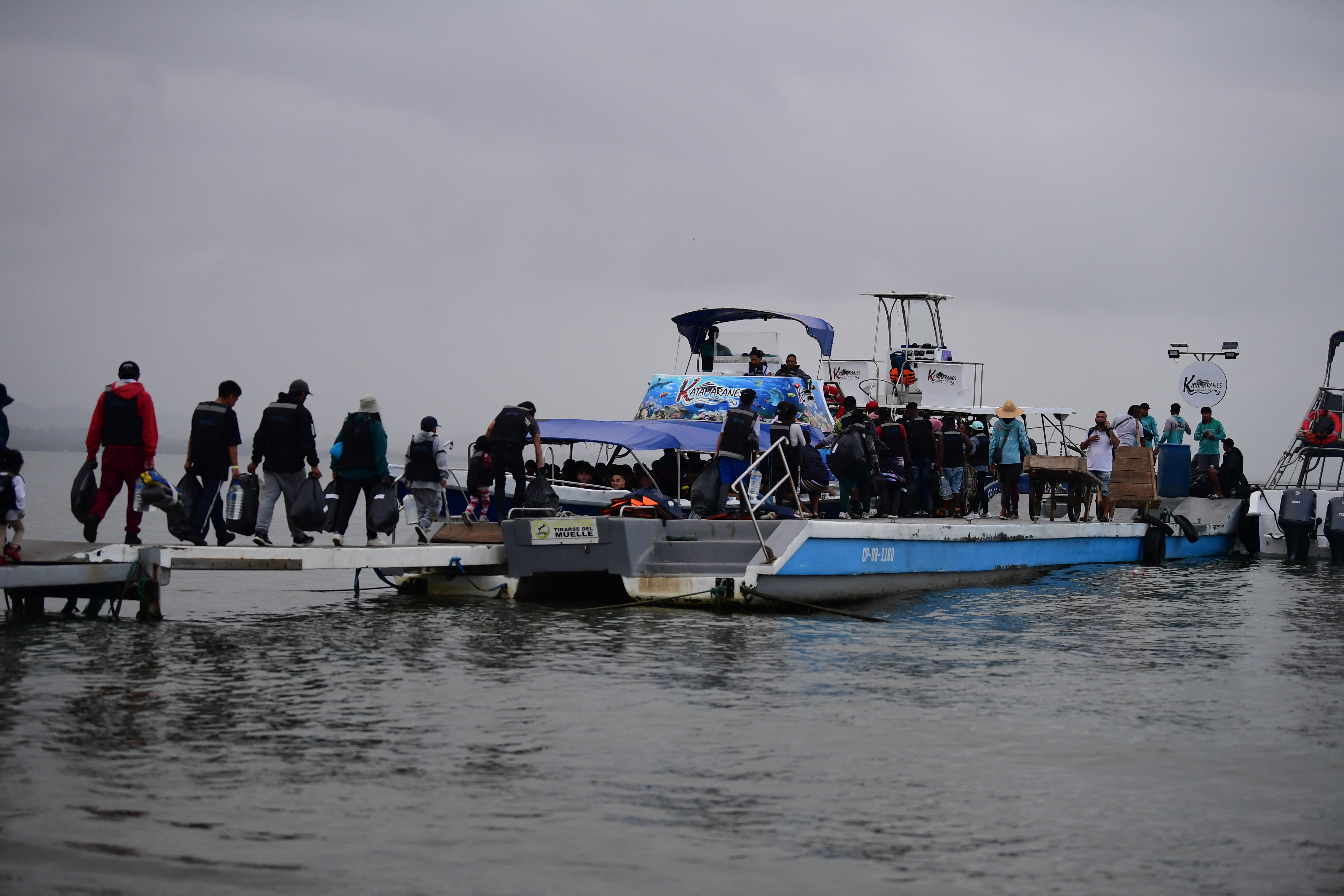 Migrantes en las playas de Necoclí para comenzar su ruta migratoria