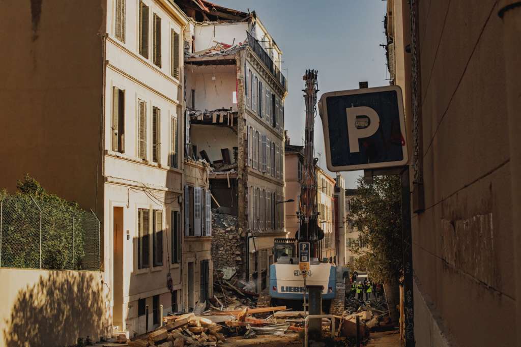 Marseille (France).- The site of an explosion leading to the collapse of at least one building in Marseille, France, 09 April 2023. Several people were injured, according to the police and the cause is still unknown. Rescuer are still searching for missing people. (Francia, Marsella) EFE/EPA/Orianne Ciantar Olive