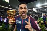 Dani Alves se convirtió en el futbolista con más títulos en la historia
