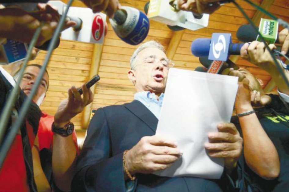 El senador Álvaro Uribe leyó la declaración a la prensa en su casa de Rionegro (Antioquia). / AFP