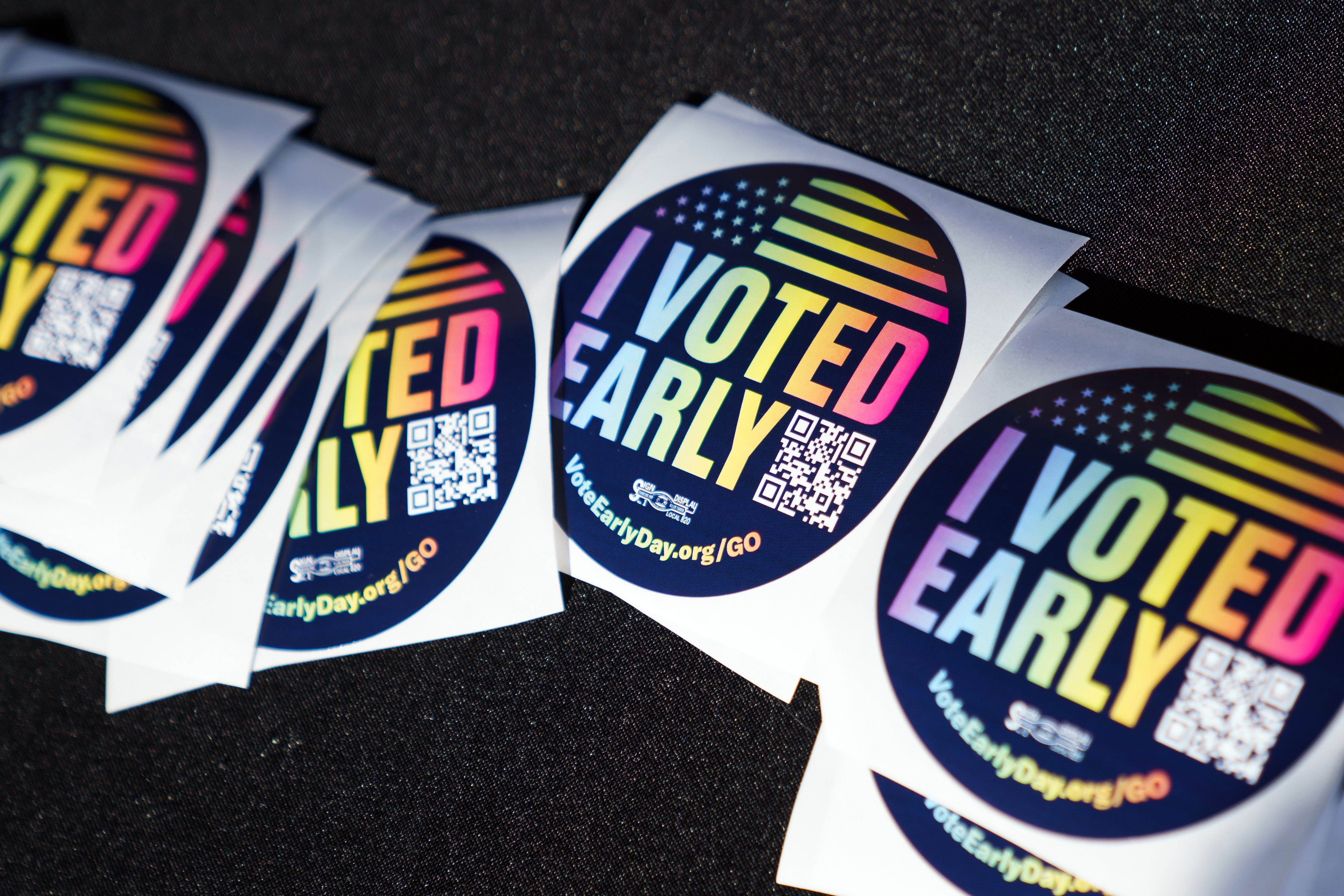 Philadelphia (United States), 29/10/2024.- Stickers available to members of the public during an event to promote early voting outside Philadelphia City Hall in Philadelphia, Pennsylvania, USA, 29 October 2024. The Purple Tour organizes events across the United States to encourage voters to cast their vote early in the 2024 election, which will be held on 05 November 2024. (Elecciones, Estados Unidos, Filadelfia) EFE/EPA/WILL OLIVER