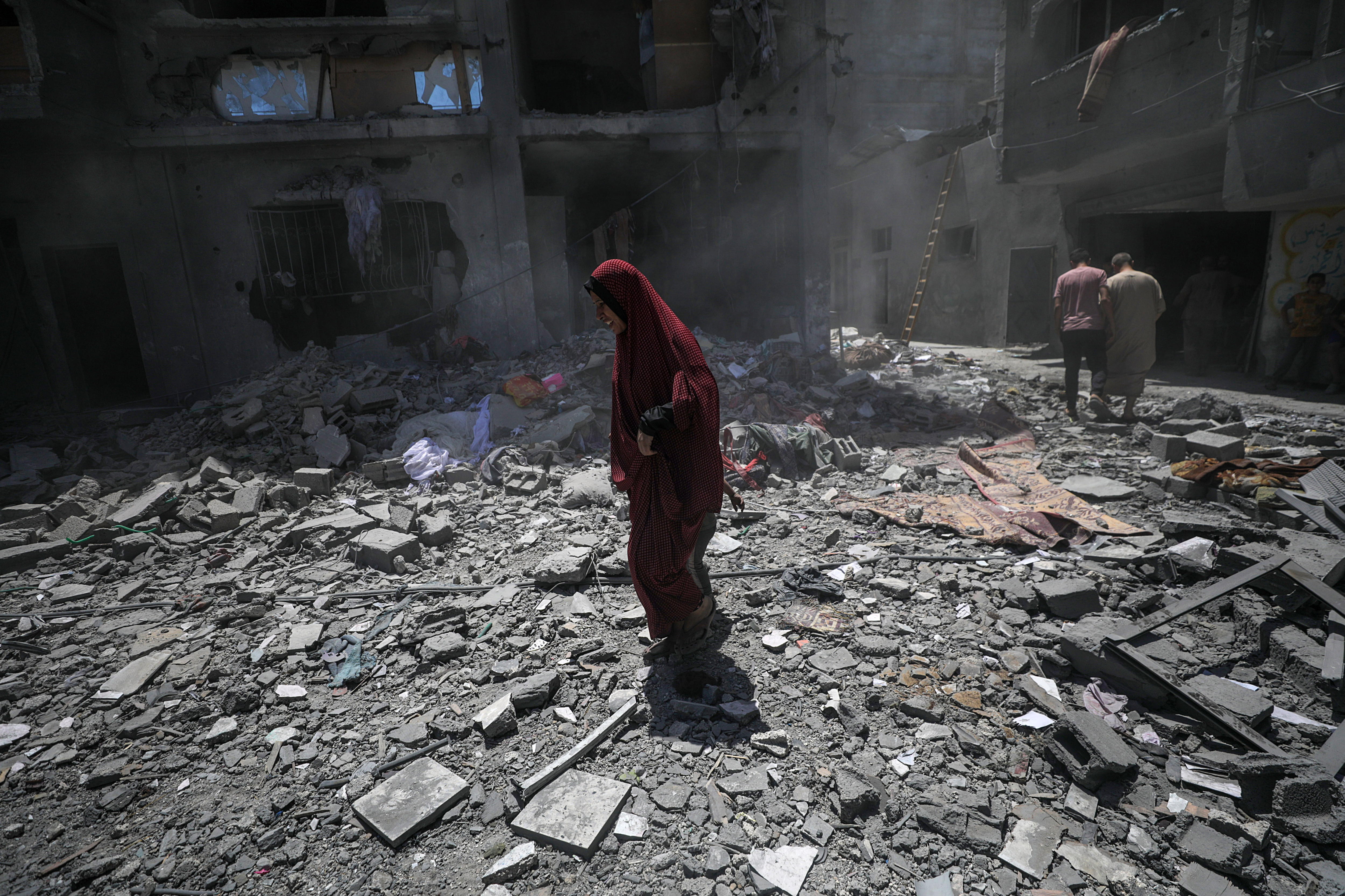 Gaza (---), 18/06/2024.- Palestinians inspect the damage following an Israeli air strike at al-Bureij refugee camp, southern Gaza Strip, 18 June 2024. More than 37,000 Palestinians and over 1,400 Israelis have been killed, according to the Palestinian Health Ministry and the Israel Defense Forces (IDF), since Hamas militants launched an attack against Israel from the Gaza Strip on 07 October 2023, and the Israeli operations in Gaza and the West Bank which followed it. EFE/EPA/MOHAMMED SABER