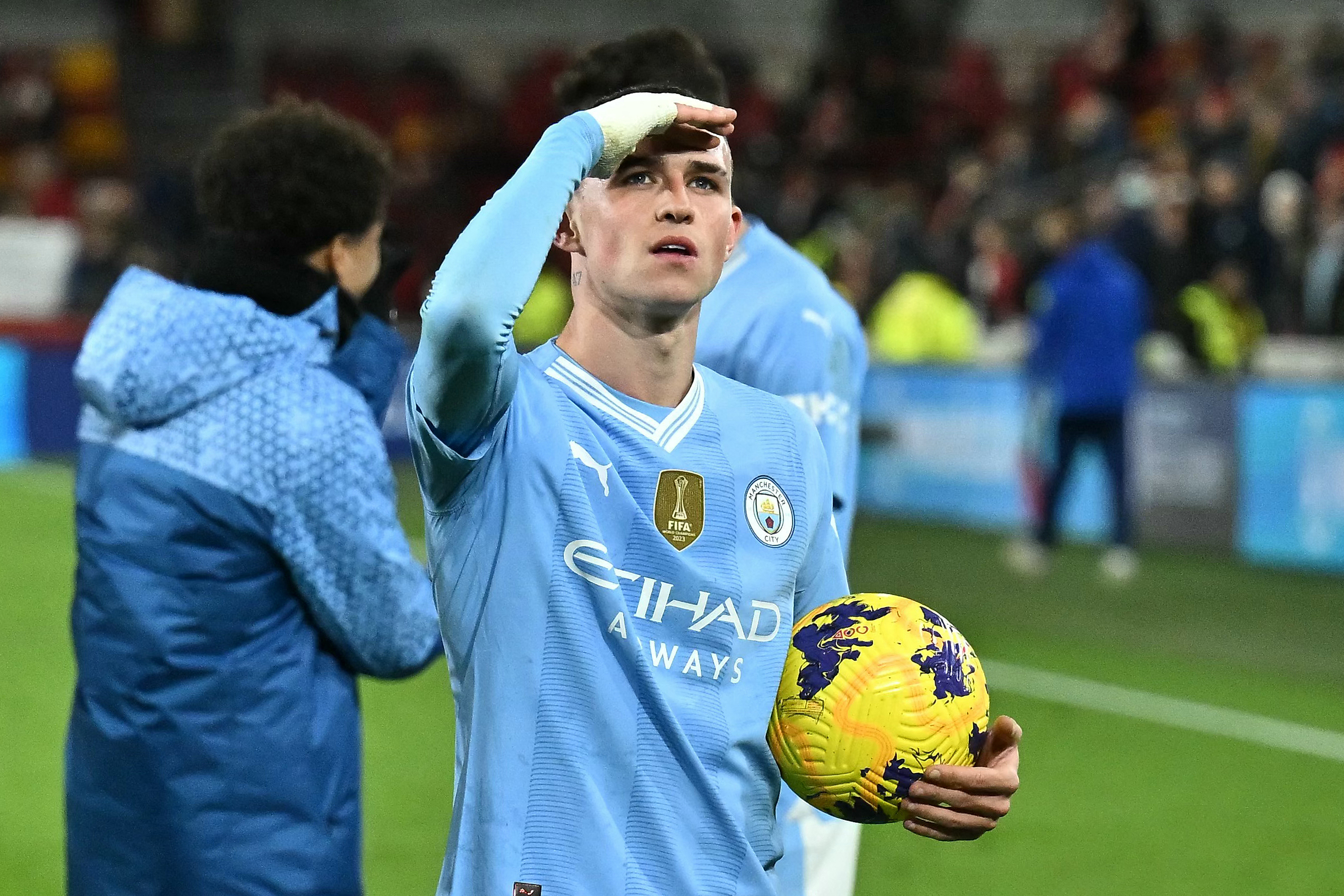 El jugador de Manchester City Phil Foden anotó un triplete en la victoria de los ciudadanos en la Premier League.