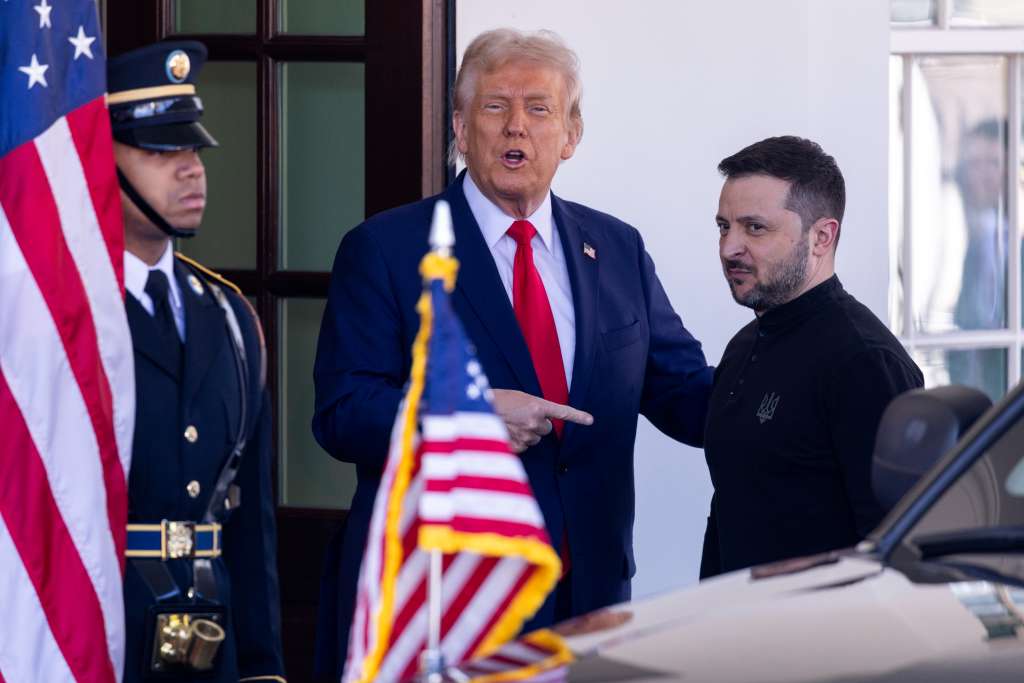 -FOTODELDÍA- WASHINGTON, 28/02/2025.- El presidente estadounidense Donald Trump (i) saluda al presidente ucraniano Volodymyr Zelensky (d) a su llegada a la Casa Blanca en Washington, DC, EE.UU., 28 de febrero de 2025. Zelensky está en Washington para firmar el marco de un acuerdo, impulsado por el presidente Trump, para compartir la riqueza mineral de Ucrania con Estados Unidos. EFE/SHAWN THEW