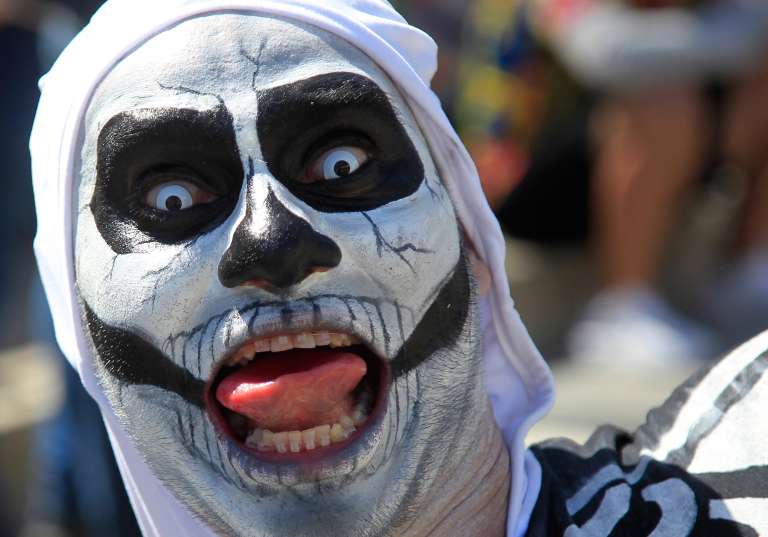 AME5930. BARRANQUILLA (COLOMBIA), 19/02/2023.- Un miembro de una comparsa participa hoy en la Gran Parada de Tradición, el segundo desfile del Carnaval de Barranquilla, que representa la esencia de esta festividad, la más representativa y popular del país, en Barranquilla (Colombia). Con una gran puesta en escena bajo la idea de "una tradición hecha patrimonio", el Carnaval de Barranquilla celebró este domingo su segundo gran desfile por el Cumbiódromo de la Vía 40, en el cual se le rindió homenaje a las danzas especiales y de relación. EFE/ Ricardo Maldonado Rozo