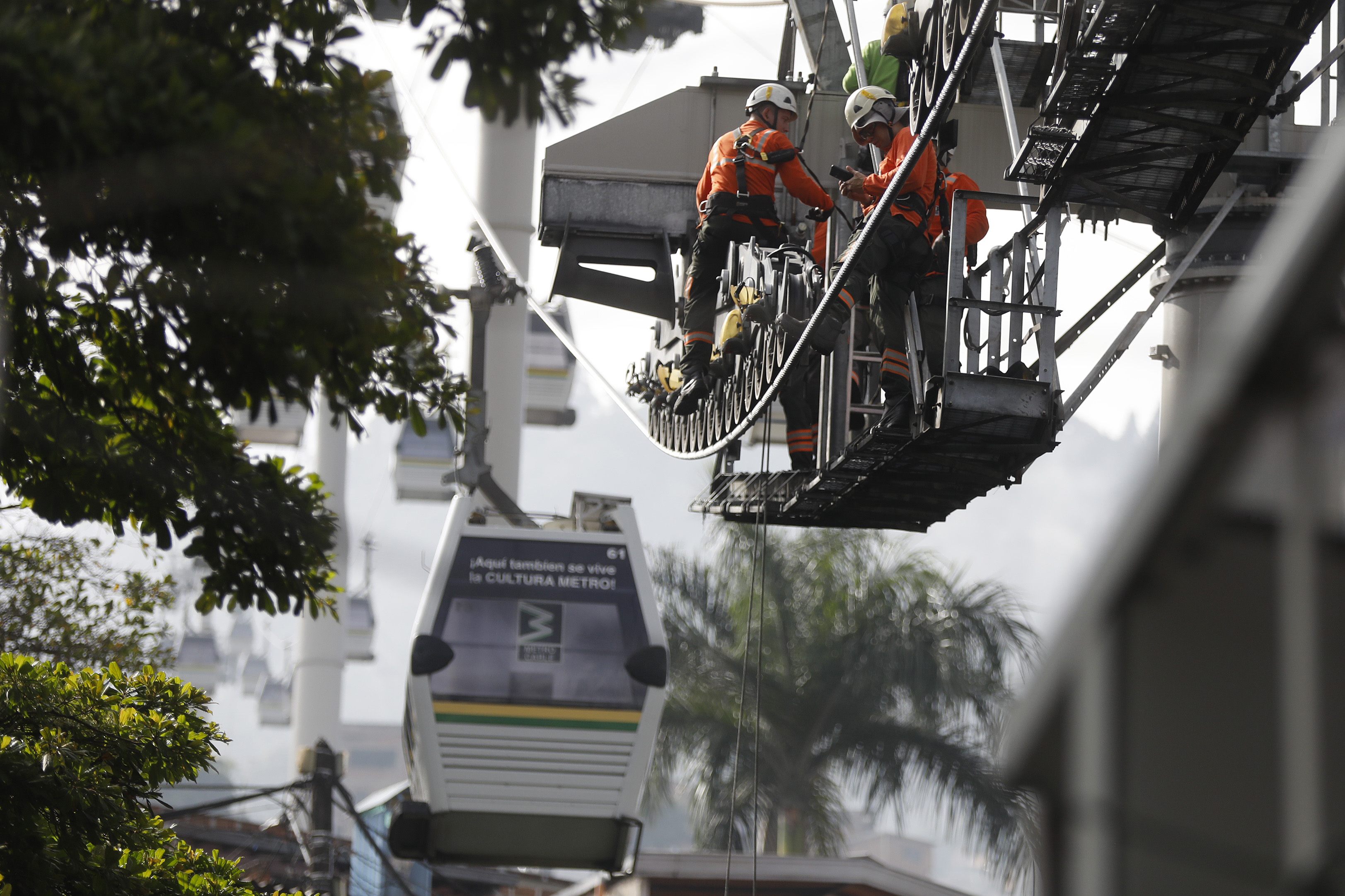 AME6870. MEDELLÍN (COLOMBIA), 26/06/2024.- Trabajadores revisan el sistema de transporte Metrocable, luego que una cabina cayera este miércoles, en Medellín (Colombia). Una persona muerta y 20 heridas dejó este miércoles la caída en Medellín de una cabina del Metrocable, la red de teleféricos de la ciudad, cuando estaba por ingresar a una de las estaciones del sistema de transporte, en el que quedaron atrapados por algunas horas cerca de 250 usuarios tras detener su operación. EFE/Luis Eduardo Noriega Arboleda