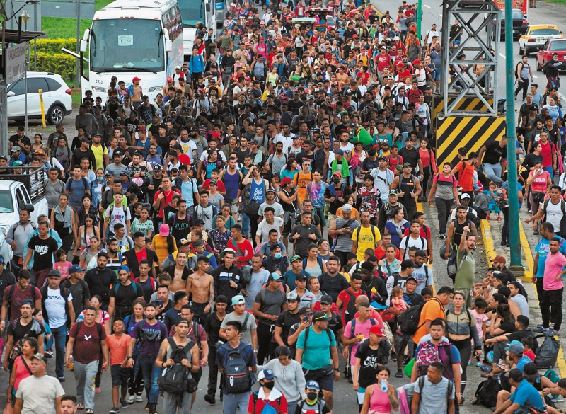 Una caravana de unos 15.000 migrantes se dirige de México a Estados Unidos, sede de la Cumbre de las Américas, que concluye hoy. / AFP