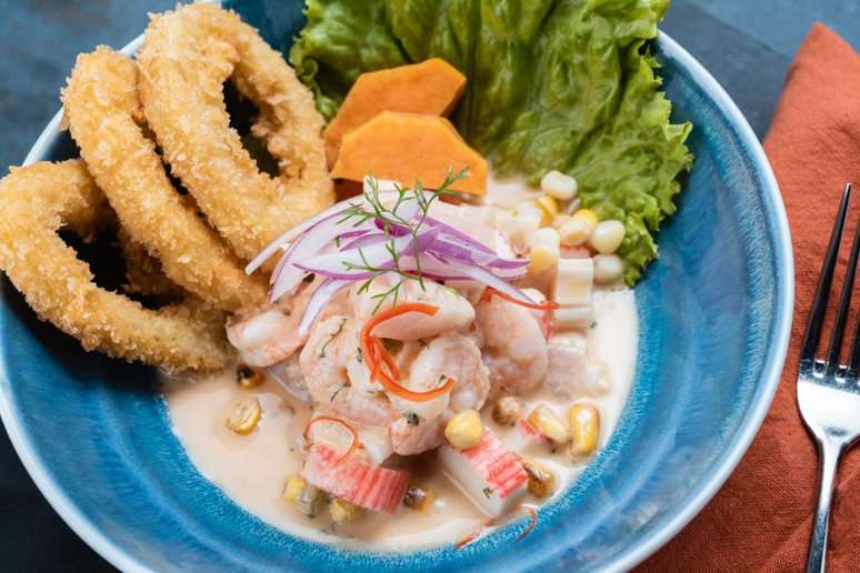 Ceviche mixto: Pescado fresco y mariscos en leche de tigre con maíz tierno, maíz cancha, cebolla morada y anillos de calamar crocantes que generan una combinación de texturas y sabores que deleitan el paladar.