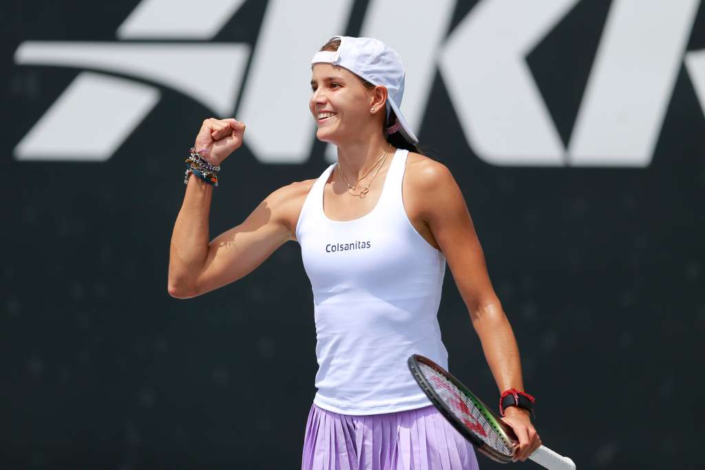 AME954. GUADALAJARA (MÉXICO), 19/09/2023.- La tenista colombiana Emiliana Arango celebra tras vencer a la estadounidense Sloane Stephens (fuera de cuadro) hoy, durante el torneo Guadalajara Open WTA 1000, en el Centro Panamericano de Tenis, en Guadalajara, Jalisco (México). EFE/ Francisco Guasco