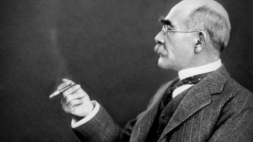 Imagen del poeta británico Rudyard Kipling, quien escribió "Si alguien pregunta por qué hemos muerto/Diles que fue porque nuestros padres mintieron", en su libro Epitafios de la guerra.
