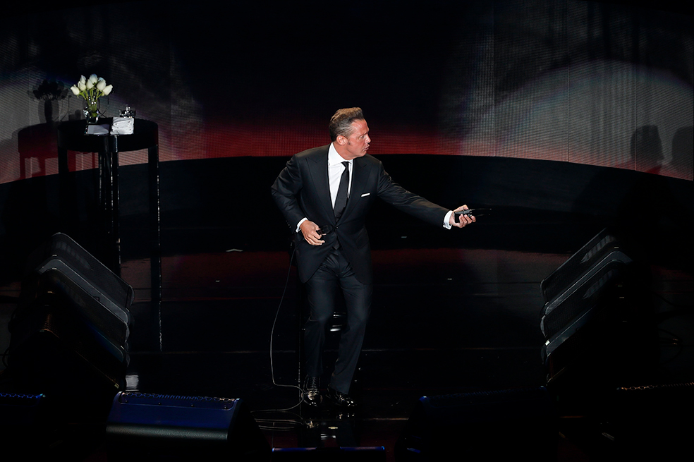 El cantante mexicano Luis Miguel comenzó su gira "¡México por siempre!" el 21 de febrero de 2018 en el Auditorio Nacional de la Ciudad de México (México). / EFE
