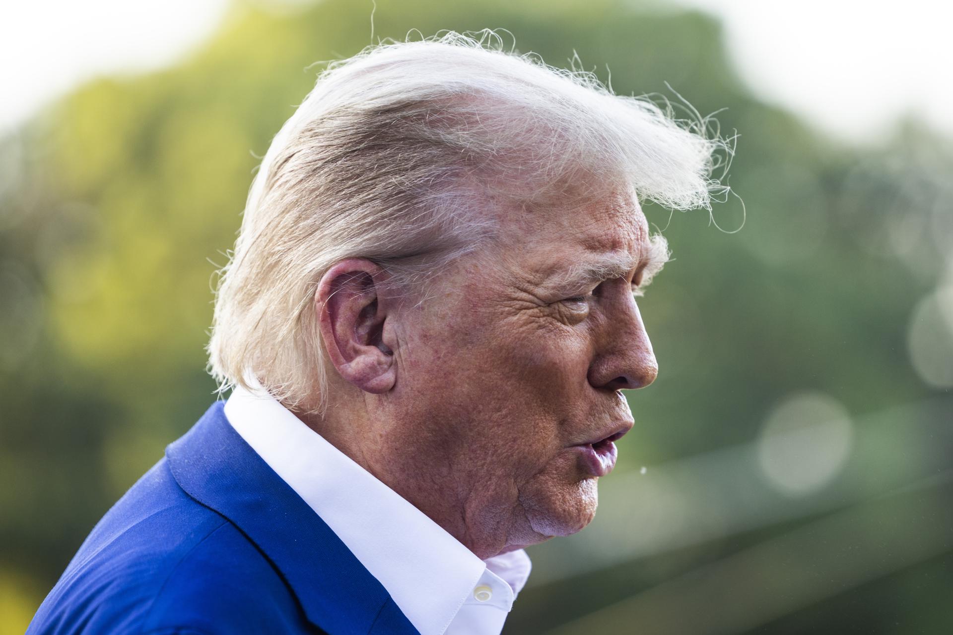 WASHINGTON (United States), 24/06/2025.- US President Donald Trump speaks to the media as he departs the White House for the NATO leaders summit, in Washington, DC, USA, 24 June 2025. The president answered questions about accusations of ceasefire violations in the Iran-Israel conflict. EFE/EPA/JIM LO SCALZO