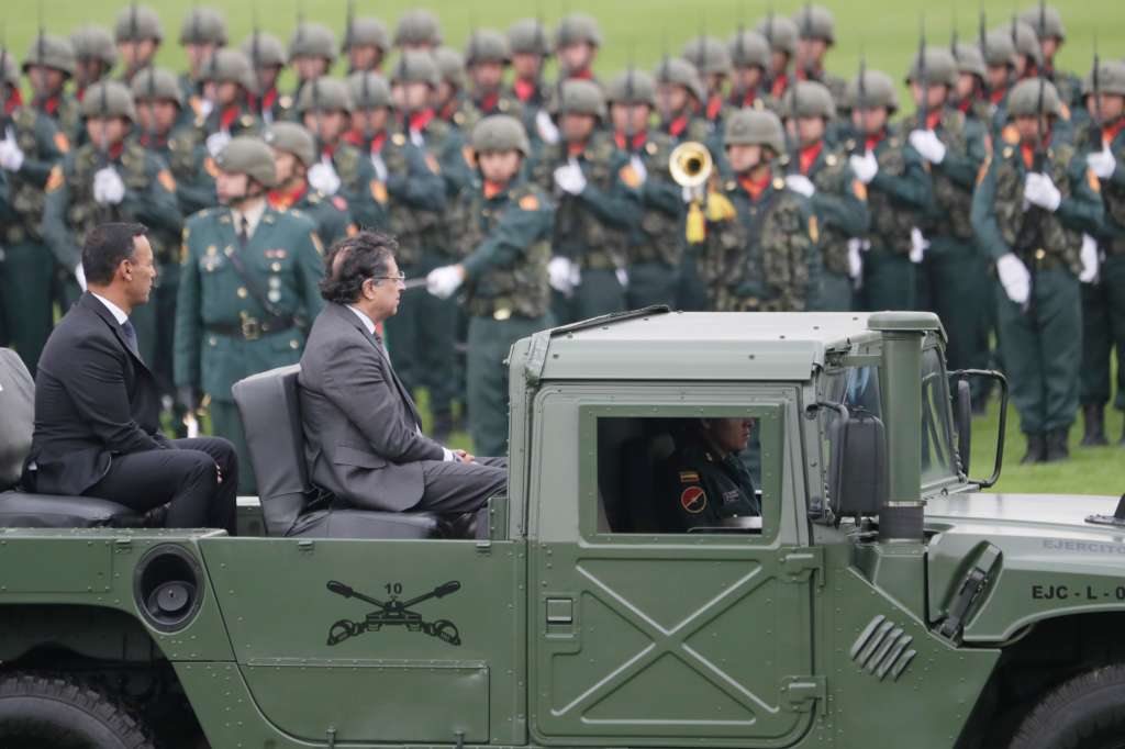 AME8589. BOGOTÁ (COLOMBIA), 11/03/2025.- El presidente de Colombia, Gustavo Petro (d) y el ministro de Defensa de Colombia, general retirado Pedro Sánchez (i), participan en una ceremonia de reconocimiento de tropas de las Fuerzas Militares este martes, en la Escuela Militar José María Córdova en Bogotá (Colombia). Sánchez aseguró que trabajará para recuperar "el control territorial" ante los problemas de seguridad que vive el país por cuenta de, según dijo, el narcotráfico, la minería ilegal, el contrabando y la corrupción. EFE/ Carlos Ortega
