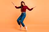 Los mejores outfits para combinar con tus jeans mom, boyfriend y bota campana