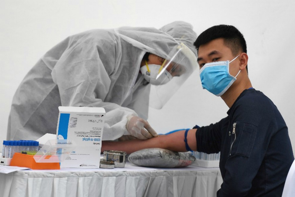 Toma el plasma y, por lo tanto, los anticuerpos de los pacientes recuperados para tratar a los críticamente enfermos es otra de las alternativas que se abre camino. La FDA ya autorizó el procedimiento desde principios de abril en Estados Unidos mientras España y Colombia, entre otros países, evaluaban su utilidad. AFP