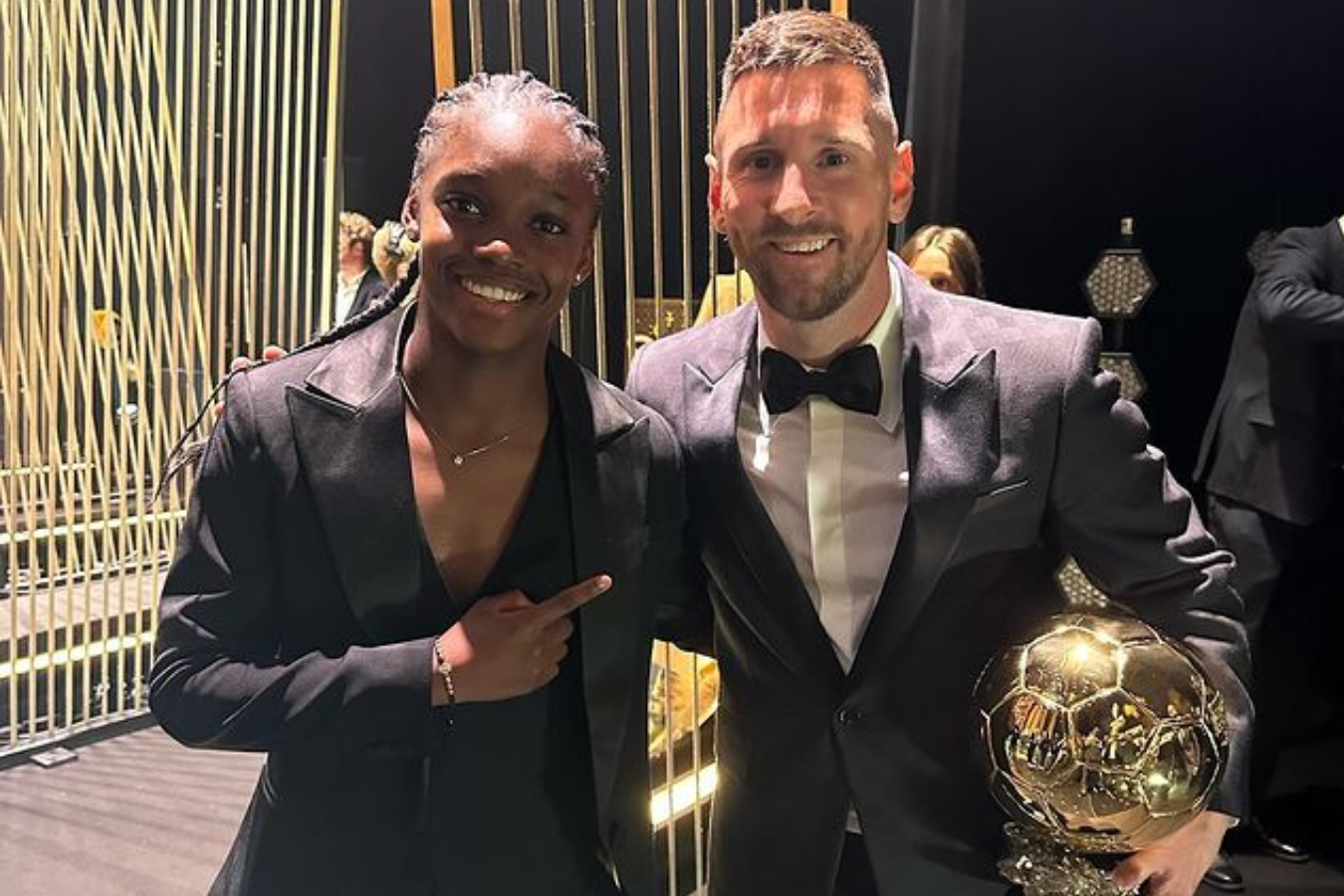 La colombiana Linda Caicedo junto a Lionel Messi en la ceremonia del Balón de Oro 2023.