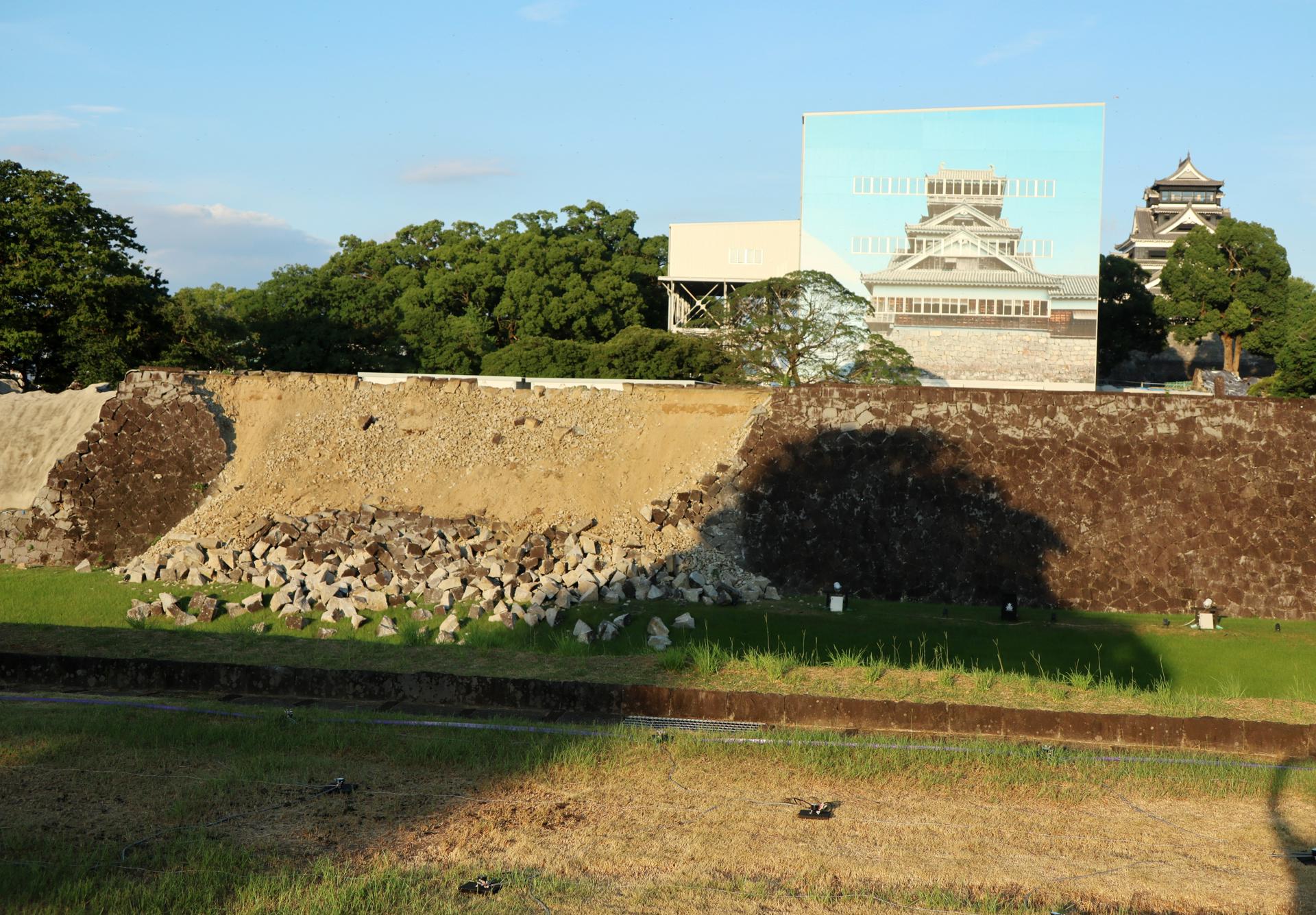 KUMAMOTO (Japan), 28/07/2026.- A stone wall at Kumamoto Castle collapsed following the earthquake in Kumamoto City, southwestern Japan, 28 July 2026. According to the Japan Meteorological Agency, an earthquake of a magnitude estimated at 7.1 struck Kumamoto Prefecture, southwestern Japan. (Terremoto/sismo, Japón) EFE/EPA/JIJI PRESS JAPAN OUT EDITORIAL USE ONLY/