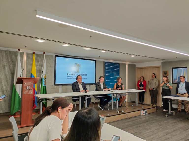 JEP firma convenio con gobiernos de Medellín y Antioquia para restaurar a víctimas
