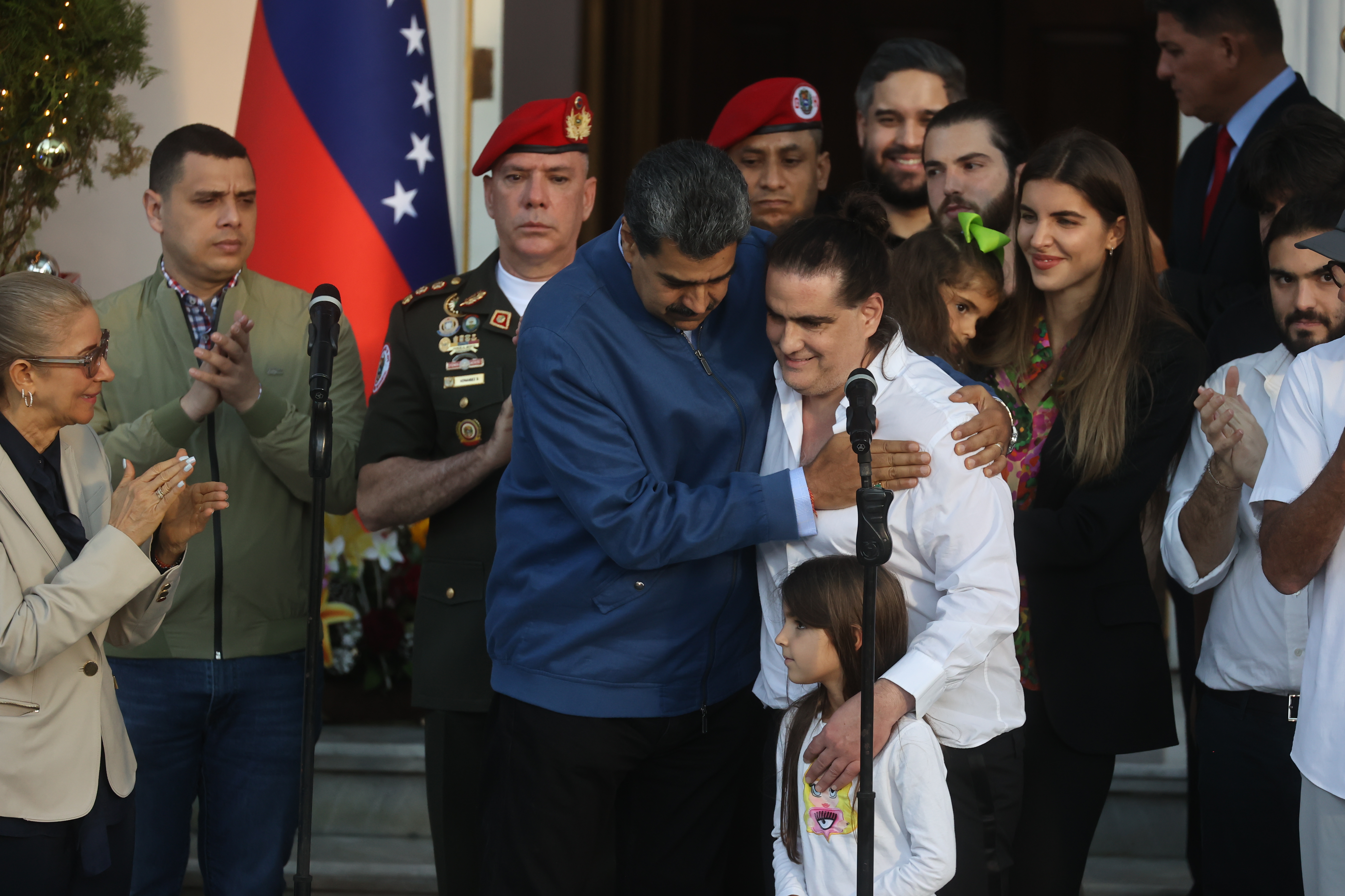 AME5413. CARACAS (VENEZUELA), 20/12/2023.- El mandatario de Venezuela, Nicolás Maduro (c-i), recibe hoy en el palacio presidencial de Miraflores, en Caracas (Venezuela), al empresario colombiano Alex Saab (c-d), horas después de ser liberado en Estados Unidos -mediante negociaciones con el Gobierno chavista-, donde estaba acusado por el delito de conspiración para blanqueo de dinero. EFE/Miguel Gutierrez