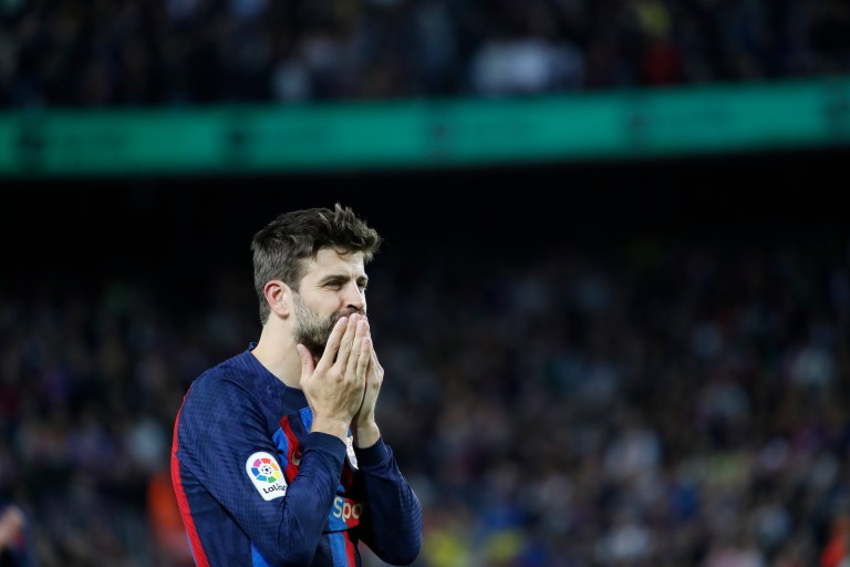 BARCELONA, 05/11/2022.- El defensa del Barcelona Gerad Piqué, al término del encuentro de la decimotercera jornada de LaLiga entre el FC Barcelona y el UD Almería disputado este sábado en el Camp Nou, en Barcelona. EFE/Marta Pérez