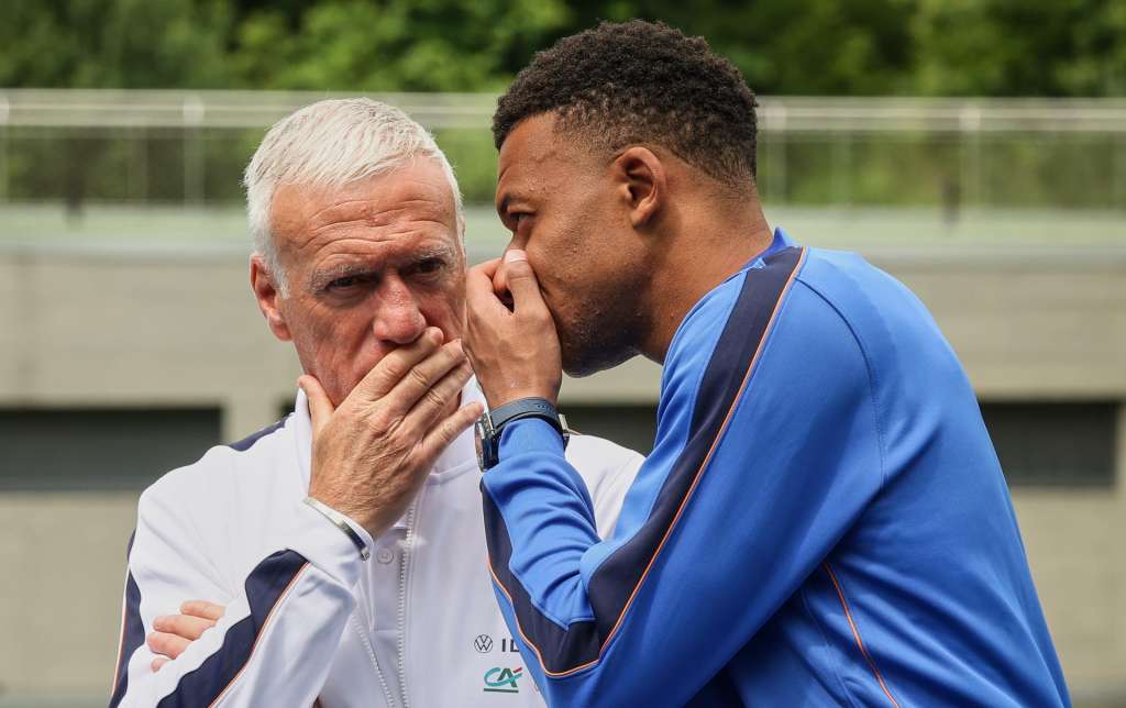 CLAIREFONTAINE (France), 02/06/2026.- France’s head coach Didier Deschamps (L) and France’s Kylian Mbappe await France’s President Emmanuel Macron and Brigitte Macron at the national soccer team training center in Clairefontaine, west of Paris, France, 02 June 2026. (Francia) EFE/EPA/THOMAS PADILLA / POOL MAXPPP OUT