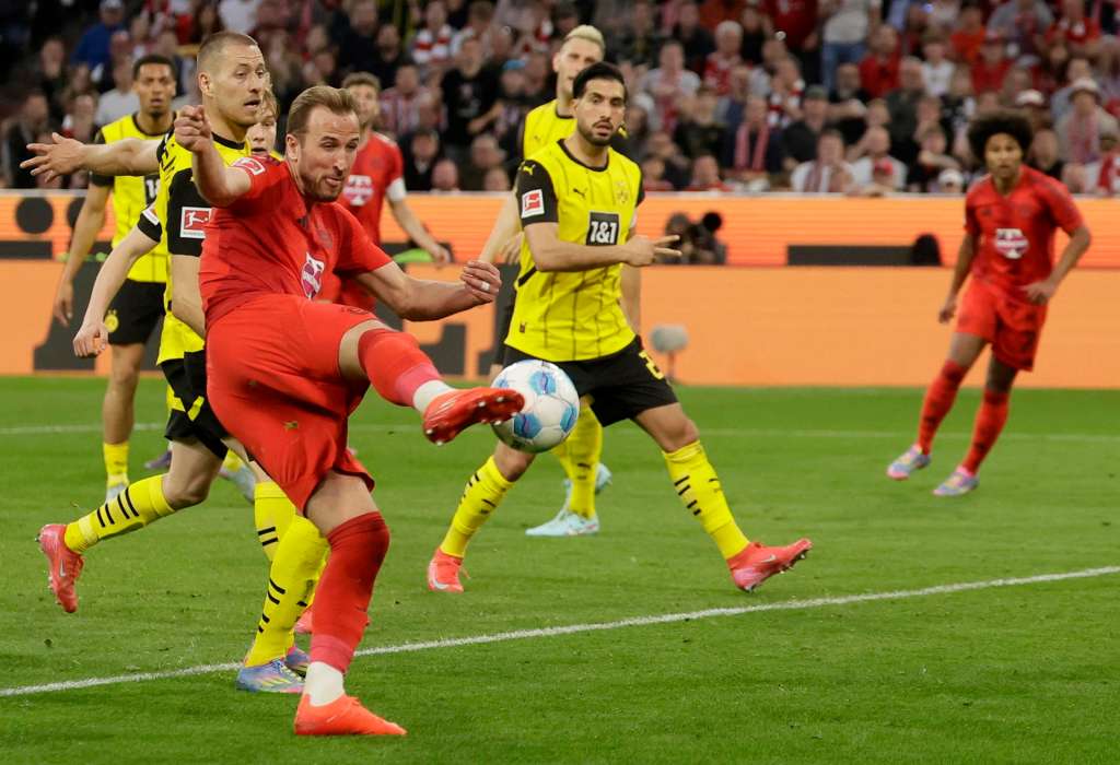 MUNICH (Germany), 12/04/2025.- Harry Kane of Munich (L) in action during the German Bundesliga soccer match between FC Bayern Munich and Borussia Dortmund in Munich, Germany, 12 April 2025. (Alemania) EFE/EPA/RONALD WITTEK CONDITIONS - ATTENTION: The DFL regulations prohibit any use of photographs as image sequences and/or quasi-video.