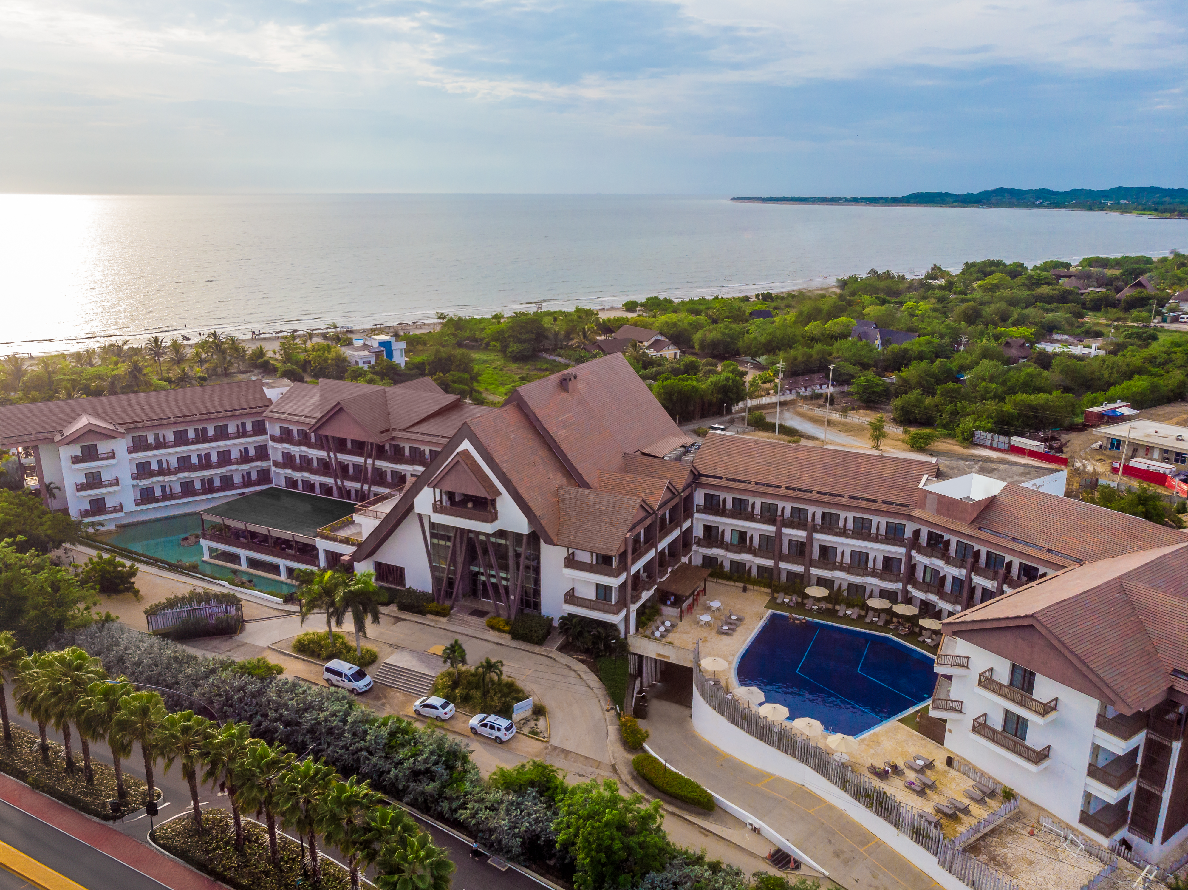 Grand Sirenis Karmairí, ahora operado por OxoHotel, es un lujoso refugio costero en Manzanillo del Mar, Cartagena, que combina exclusividad, naturaleza y bienestar.