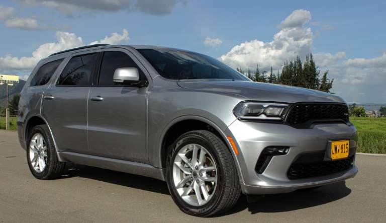 Durango GT cuenta con más de cinco metros (5.082 mm) de longitud, dos de anchura (1.924 mm), tres de distancia entre ejes (3.042) y 1,7 m de altura (1.760).