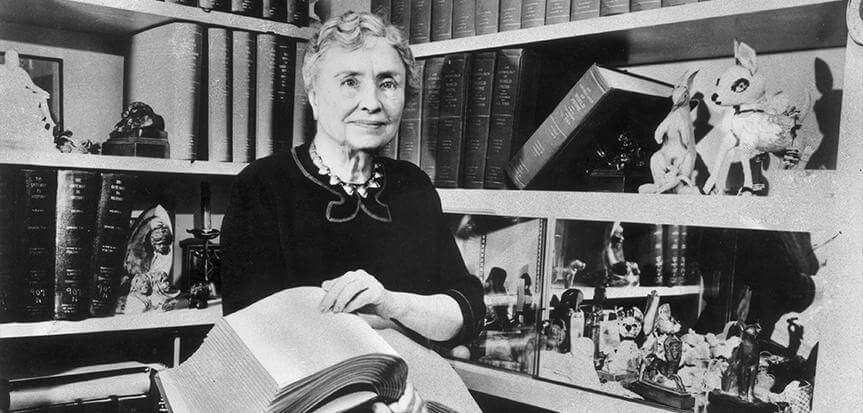 Helen Keller, quien en su artículo "Tres días para ver", escribió que a menudo pensaba que sería una bendición si cada ser humano pudiera quedarse ciego y sordo unos días en algún momento de su juventud. / Cortesía