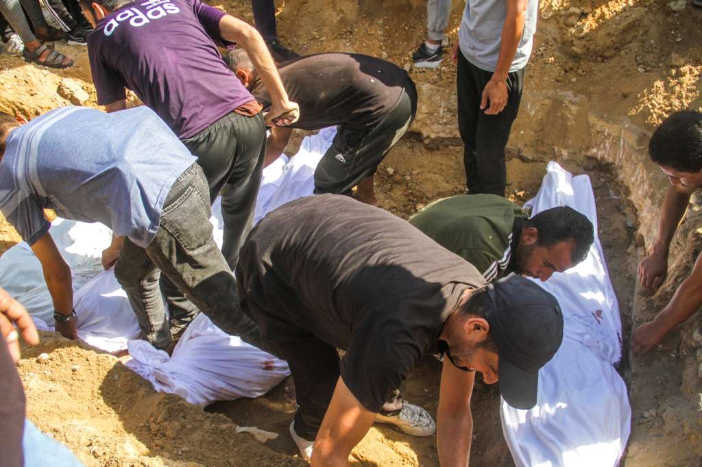 Gaza (--), 10/08/2024.- Palestinians bury their dead following an Israeli strike on the Al-Taba'een school in the Daraj Tuffah neighborhood of Gaza, 10 August 2024. At least 93 people were killed in the strike, said the director of Al-Ahli Hospital in Gaza City. According to the Israel Defense Forces (IDF) the strike was carried out against a Hamas 'control center embedded in the Al-Taba'een school, adjacent to a mosque in Daraj Tuffah, which serves as a shelter for the residents of Gaza City'. More than 39,600 Palestinians and over 1,400 Israelis have been killed, according to the Palestinian Health Ministry and the Israel Defense Forces (IDF), since Hamas militants launched an attack against Israel from the Gaza Strip on 07 October 2023, and the Israeli operations in Gaza and the West Bank which followed it. EFE/EPA/MAHMOUD ZAKI