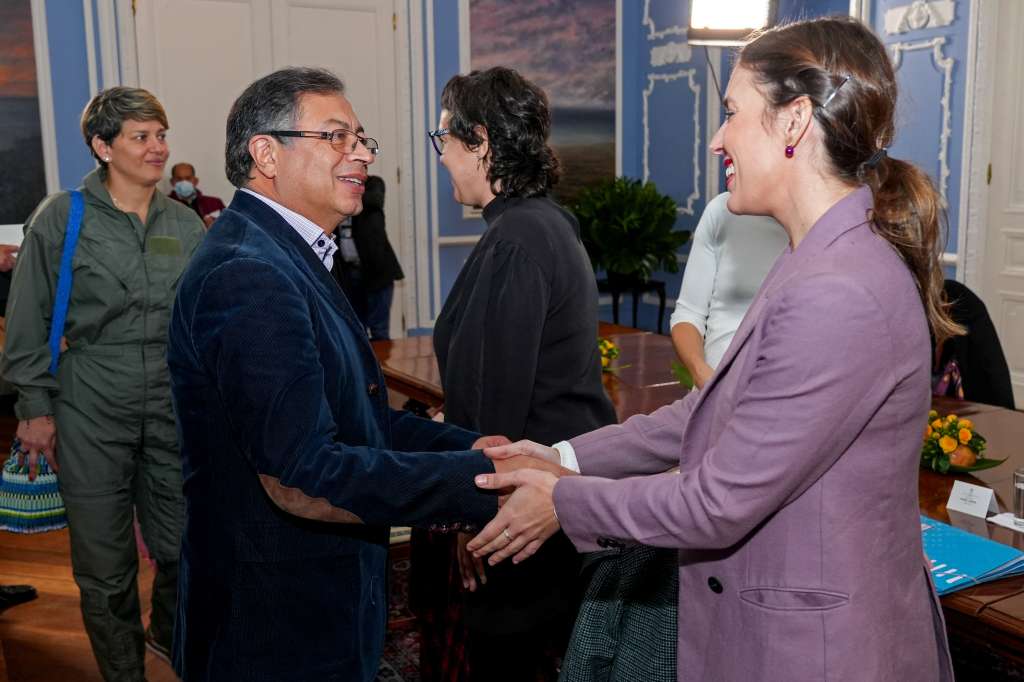 AME3031. BOGOTÁ (COLOMBIA), 13/11/2022.- Fotografía cedida por la Presidencia de Colombia del mandatario Gustavo Petro estrechando la mano de la ministra de Igualdad de España, Irene Montero, durante una reunión hoy, en Bogotá (Colombia). La ministra de Igualdad de España, Irene Montero, se reunió este domingo con el presidente colombiano, Gustavo Petro, en el último día de una visita a Colombia, tras firmar con la vicepresidenta Francia Márquez un memorando de colaboración entre ambos gobiernos sobre políticas de igualdad. EFE/ Presidencia De Colombia SÓLO USO EDITORIAL/SÓLO DISPONIBLE PARA ILUSTRAR LA NOTICIA QUE ACOMPAÑA (CRÉDITO OBLIGATORIO)
