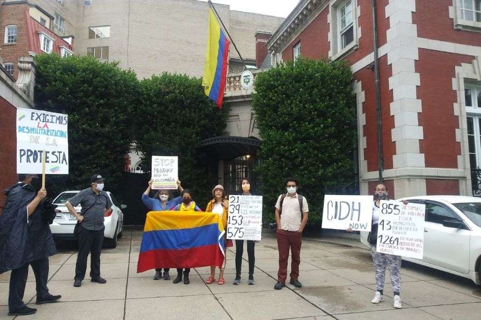 A las afueras de la Embajada de Colombia en Washington se manifestó un pequeño grupo de colombianos en apoyo al paro nacional.