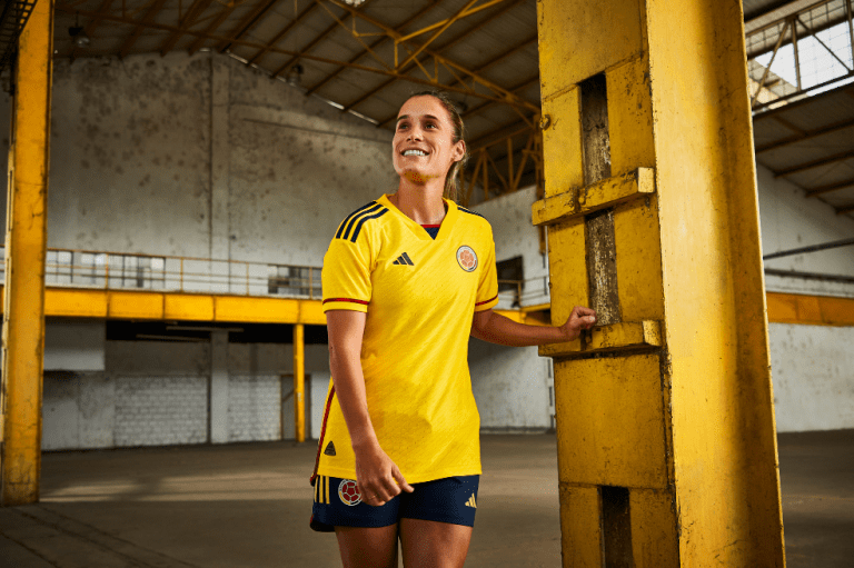 "El rasgo característico de la camiseta es una combinación de simplicidad icónica con una fuerte identidad nacional", señala Adidas en un comunicado.